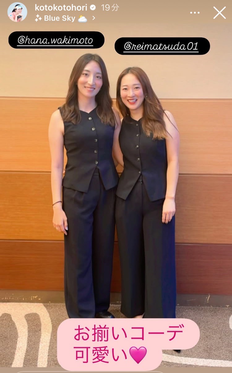 インスタグラムで脇元華（左）と松田鈴英の黒コーデ（画像はスクリーンショット）