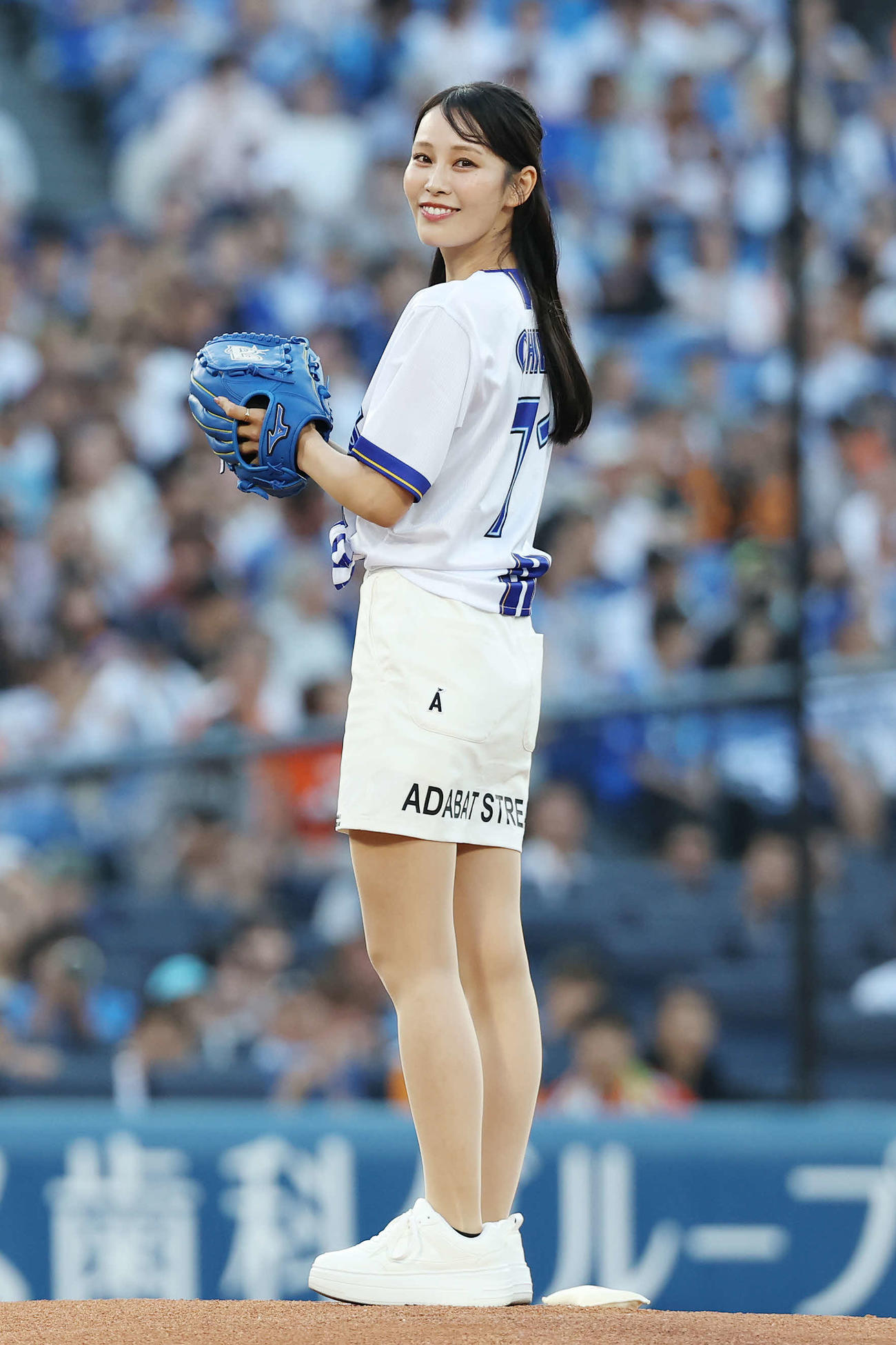 始球式を務める女子ゴルファーの鈴木愛佳子（2025年8月8日撮影）