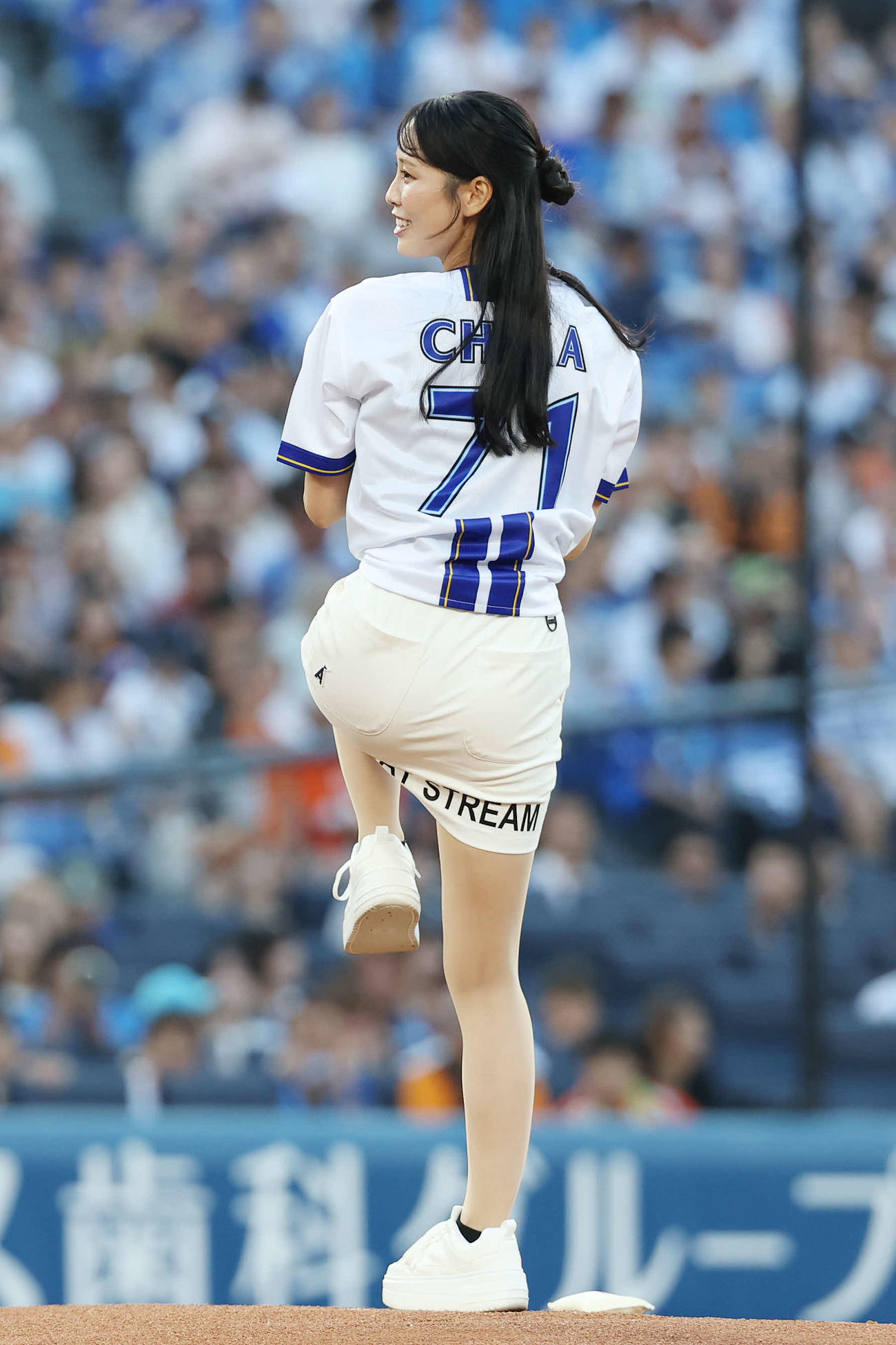 始球式を務める女子ゴルファーの鈴木愛佳子（2025年8月8日撮影）