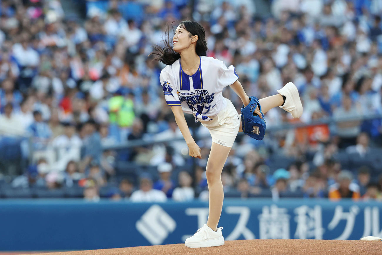 始球式を務める女子ゴルファーの鈴木愛佳子（2025年8月8日撮影）