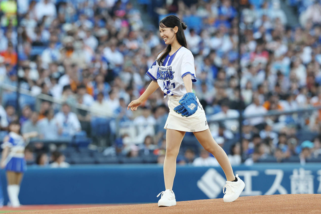 始球式を務める女子ゴルファーの鈴木愛佳子（2025年8月8日撮影）