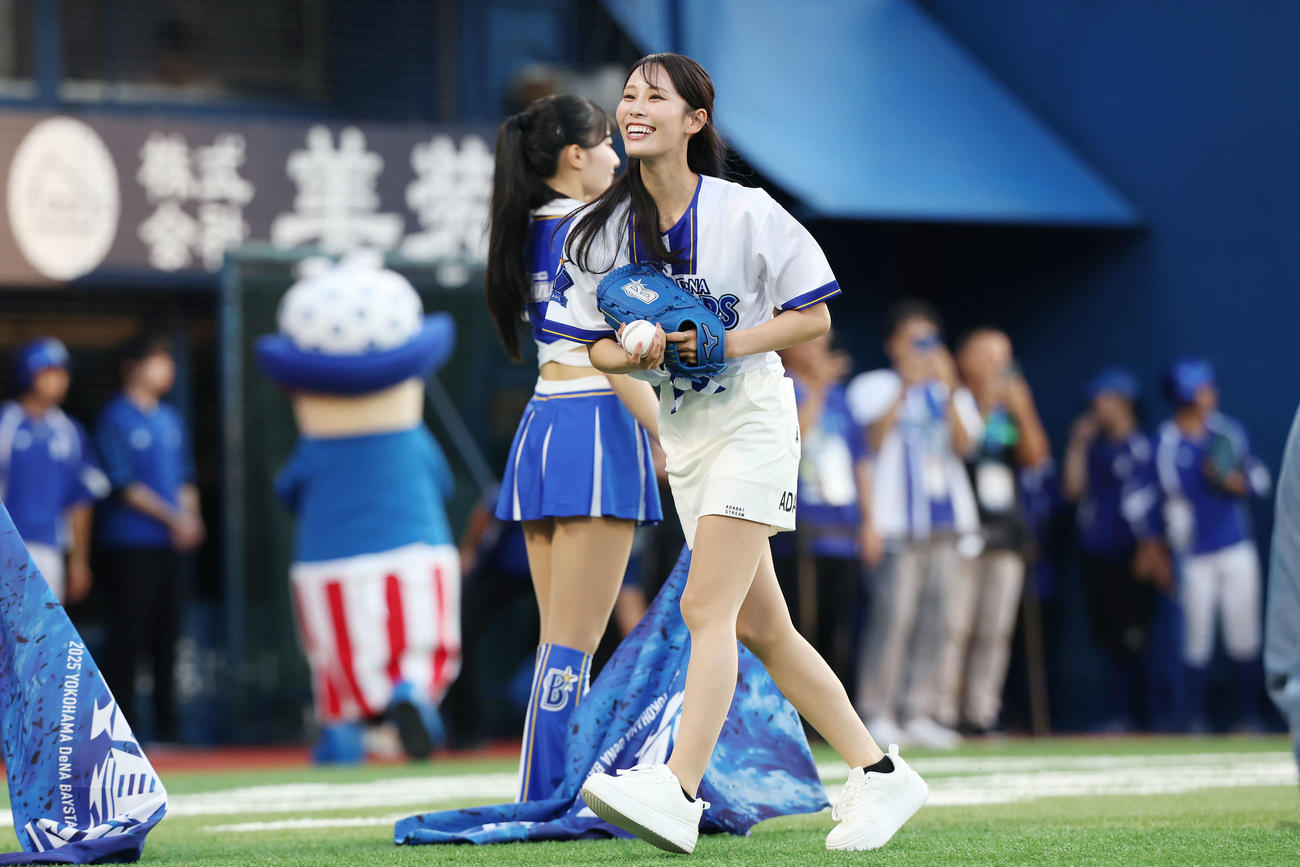 始球式を務めた女子ゴルファーの鈴木愛佳子（2025年8月8日撮影）