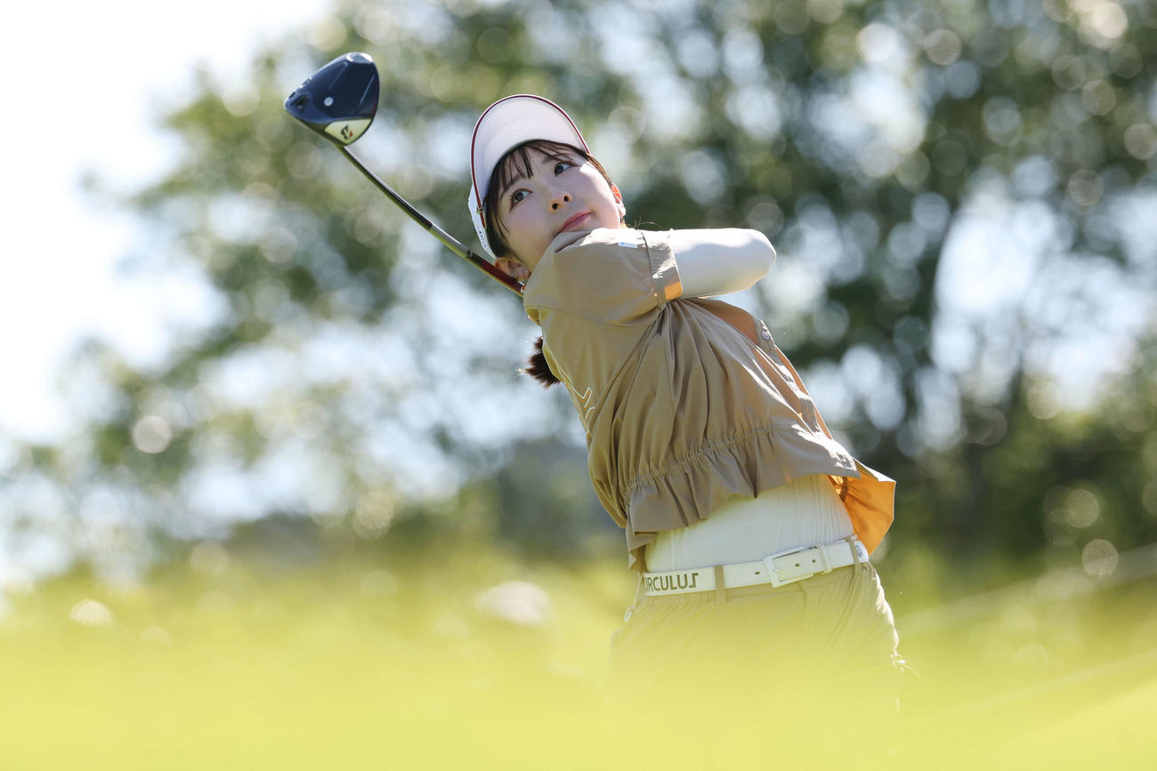 10番、ティーショットを放つ永嶋花音（撮影・宮地輝）