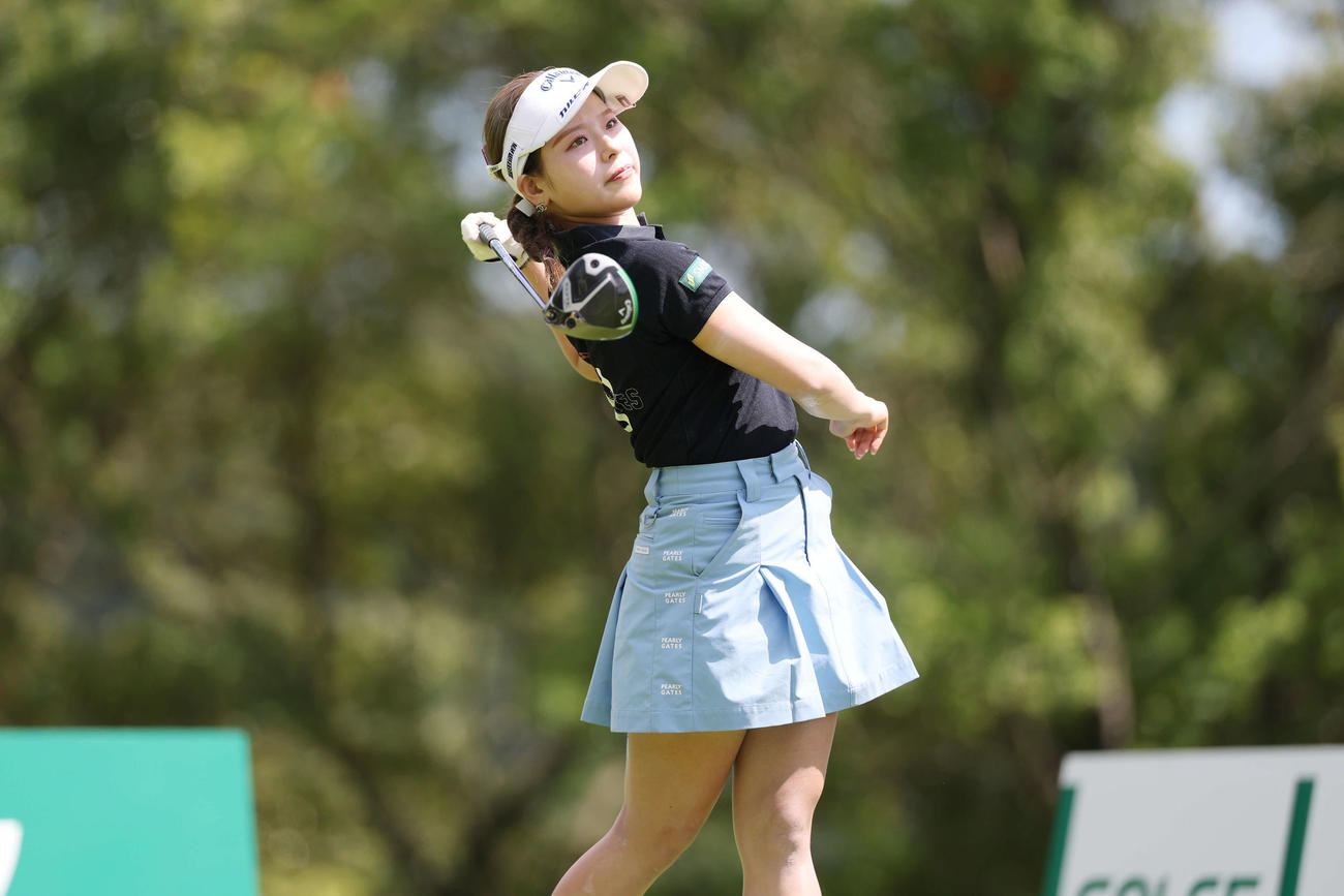 7番、ティーショットを放つ吉田鈴（撮影・宮地輝）
