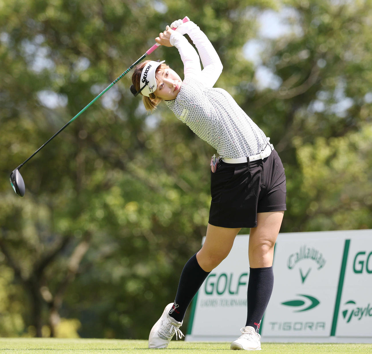 7番、ティーショットを放つ都玲華（撮影・宮地輝）