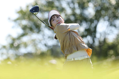 10番、ティーショットを放つ永嶋花音（撮影・宮地輝）