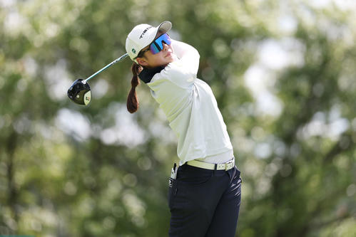 7番、ティーショットを放つ中沢瑠来（撮影・宮地輝）