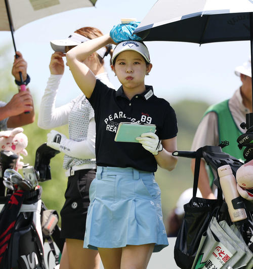 7番、氷のうを頭に乗せる吉田鈴（撮影・宮地輝）
