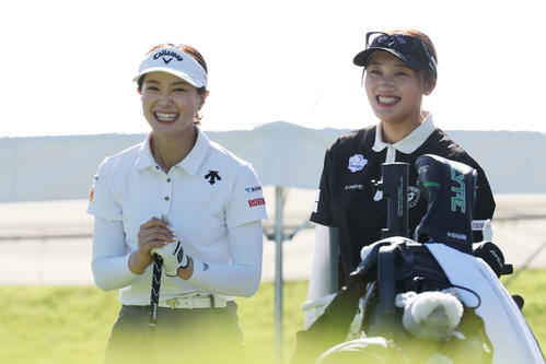 スタート前、談笑する青木香奈子（左）と手束雅（撮影・宮地輝）