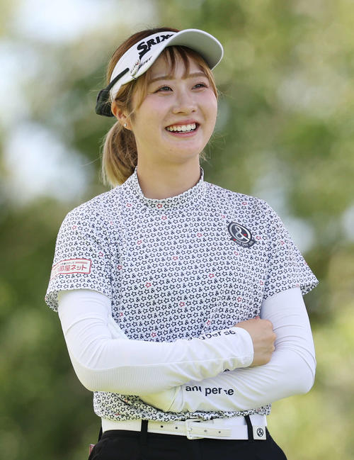 7番、笑顔を見せる都玲華（撮影・宮地輝）