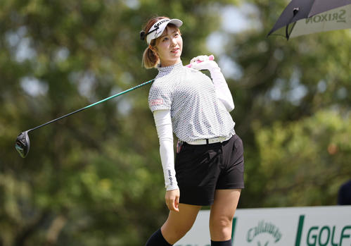 7番、ティーショットを放つ都玲華（撮影・宮地輝）