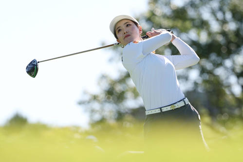 10番、ティーショットを放つ青木香奈子（撮影・宮地輝）