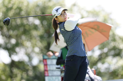 7番、ティーショットを放つ内田ことこ（撮影・宮地輝）