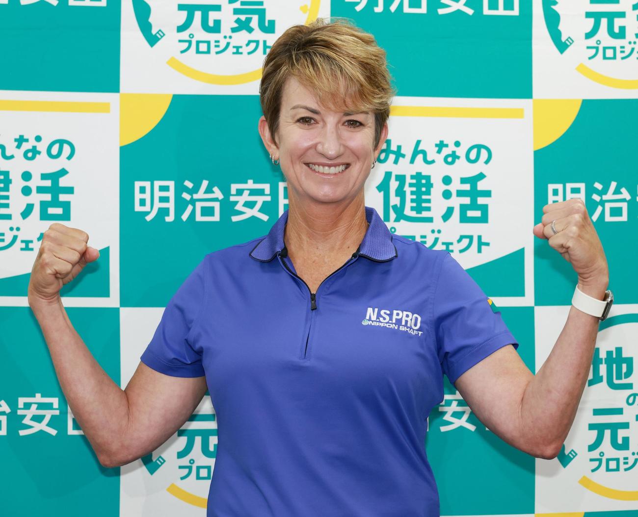 記念撮影でガッツポーズするカリー・ウェブ（撮影・中島郁夫）