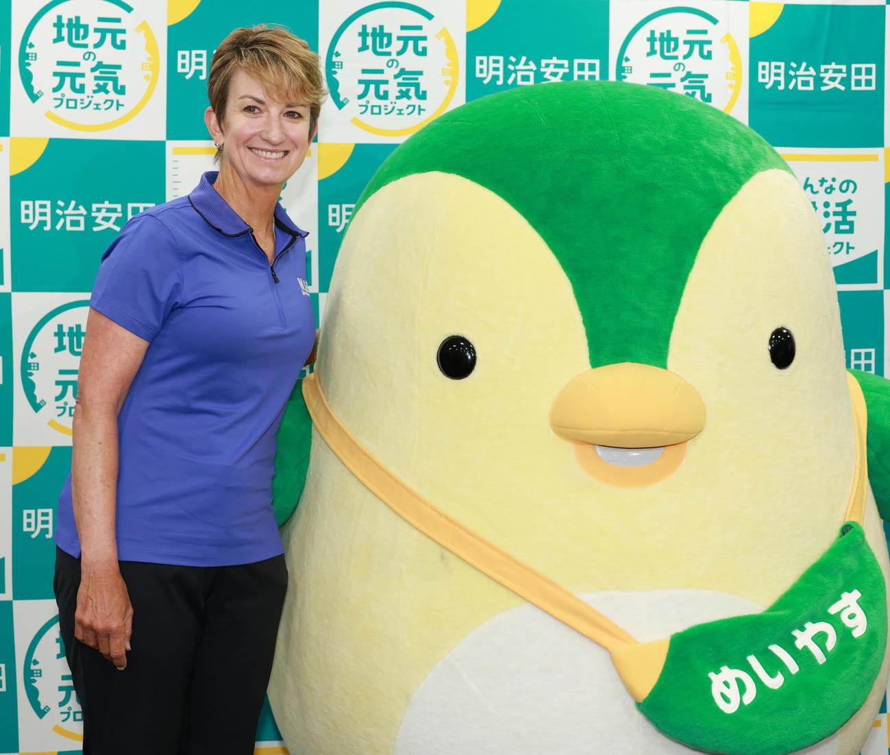 マスコットと記念撮影するカリー・ウェブ（撮影・中島郁夫）