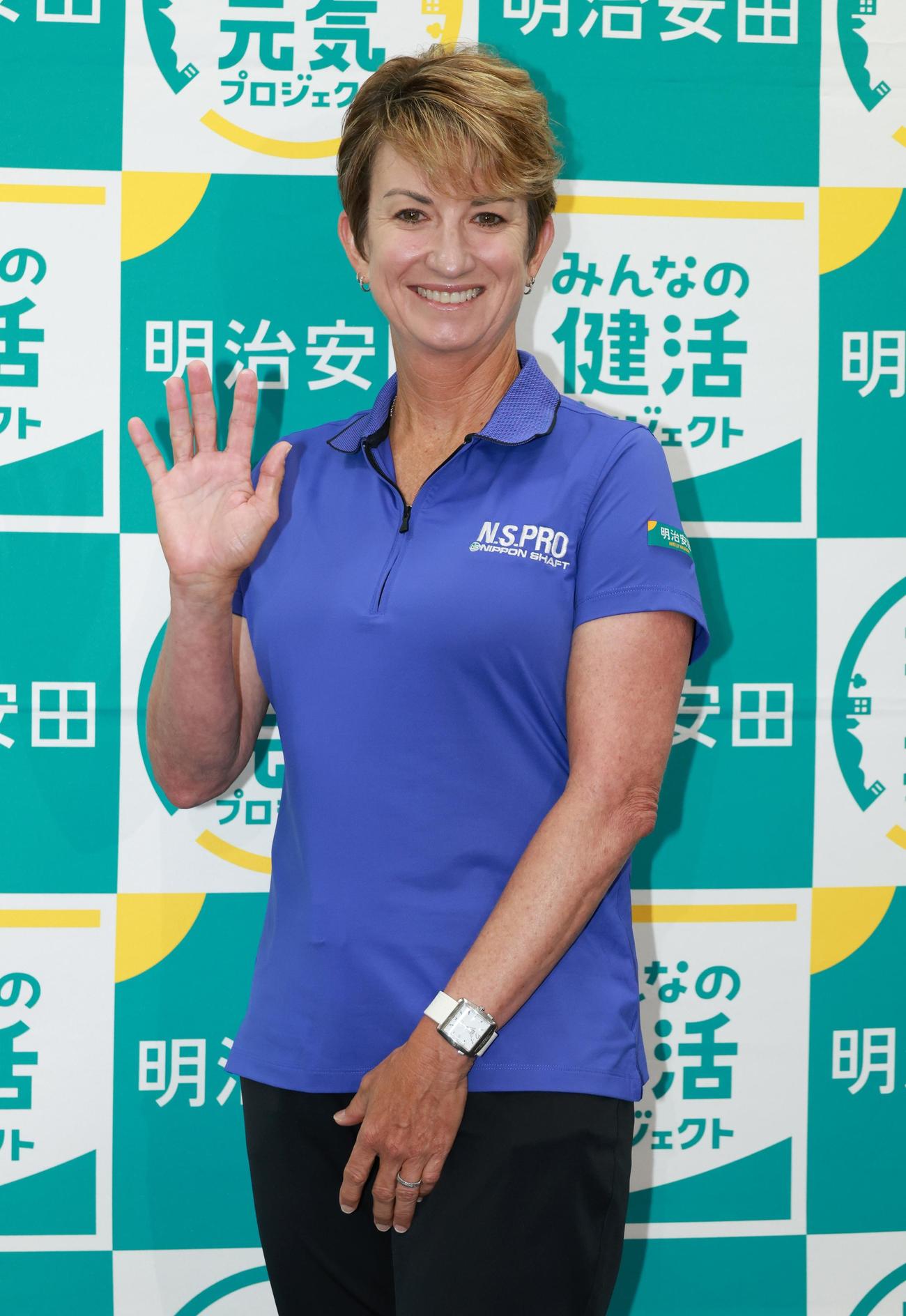 記念撮影するカリー・ウェブ（撮影・中島郁夫）