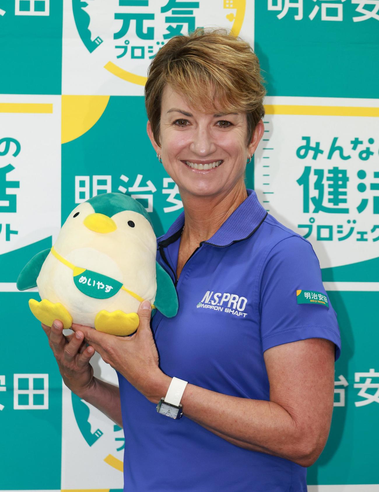 マスコットを手に記念撮影するカリー・ウェブ（撮影・中島郁夫）