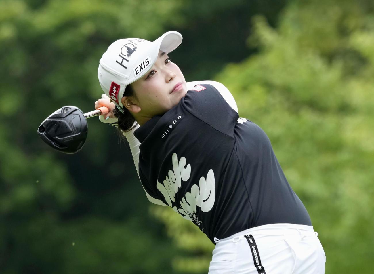第3日、6番でティーショットを放つ後藤未有。通算10アンダーで首位（共同）