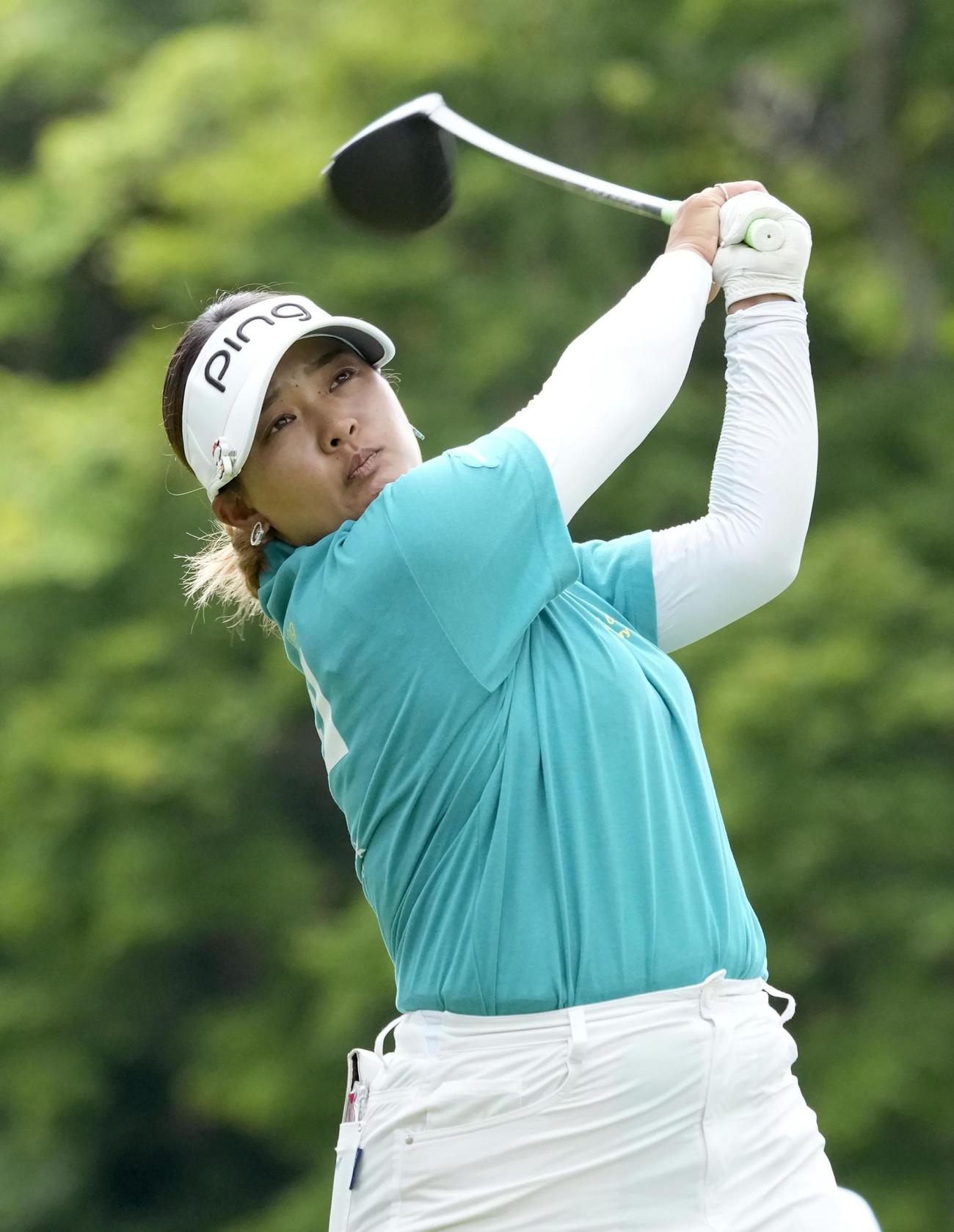 最終日、6番でティーショットを放つ鈴木愛。通算12アンダーで優勝（共同）
