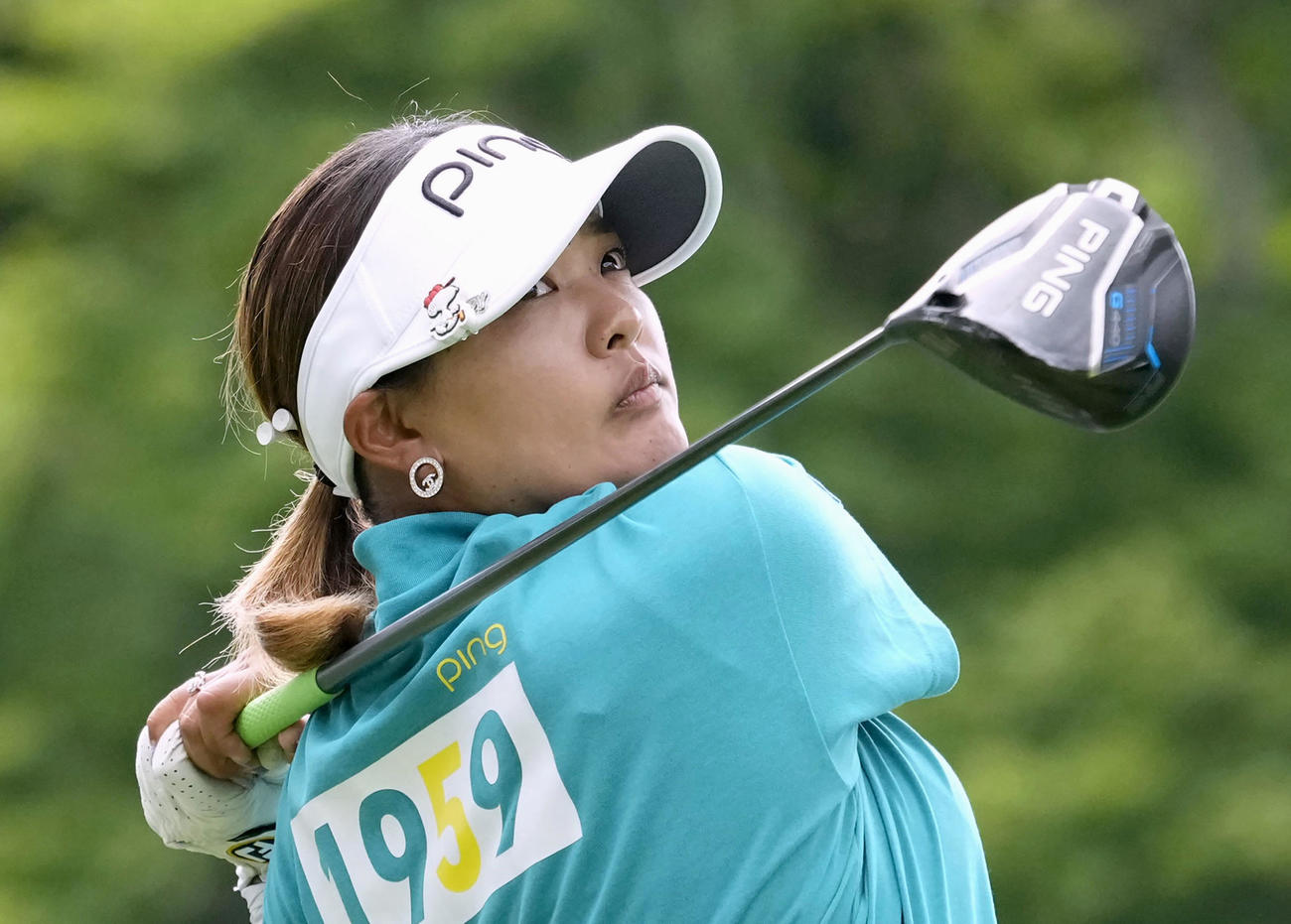 最終日、6番でティーショットを放つ鈴木愛。通算12アンダーで優勝（共同）