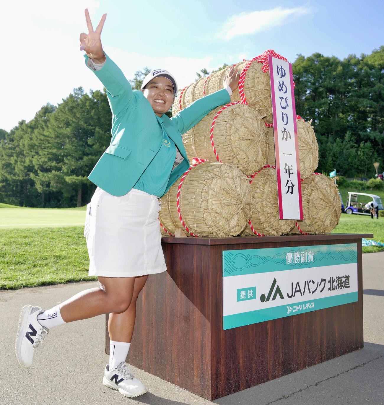 優勝し、笑顔でポーズをとる鈴木愛（共同）