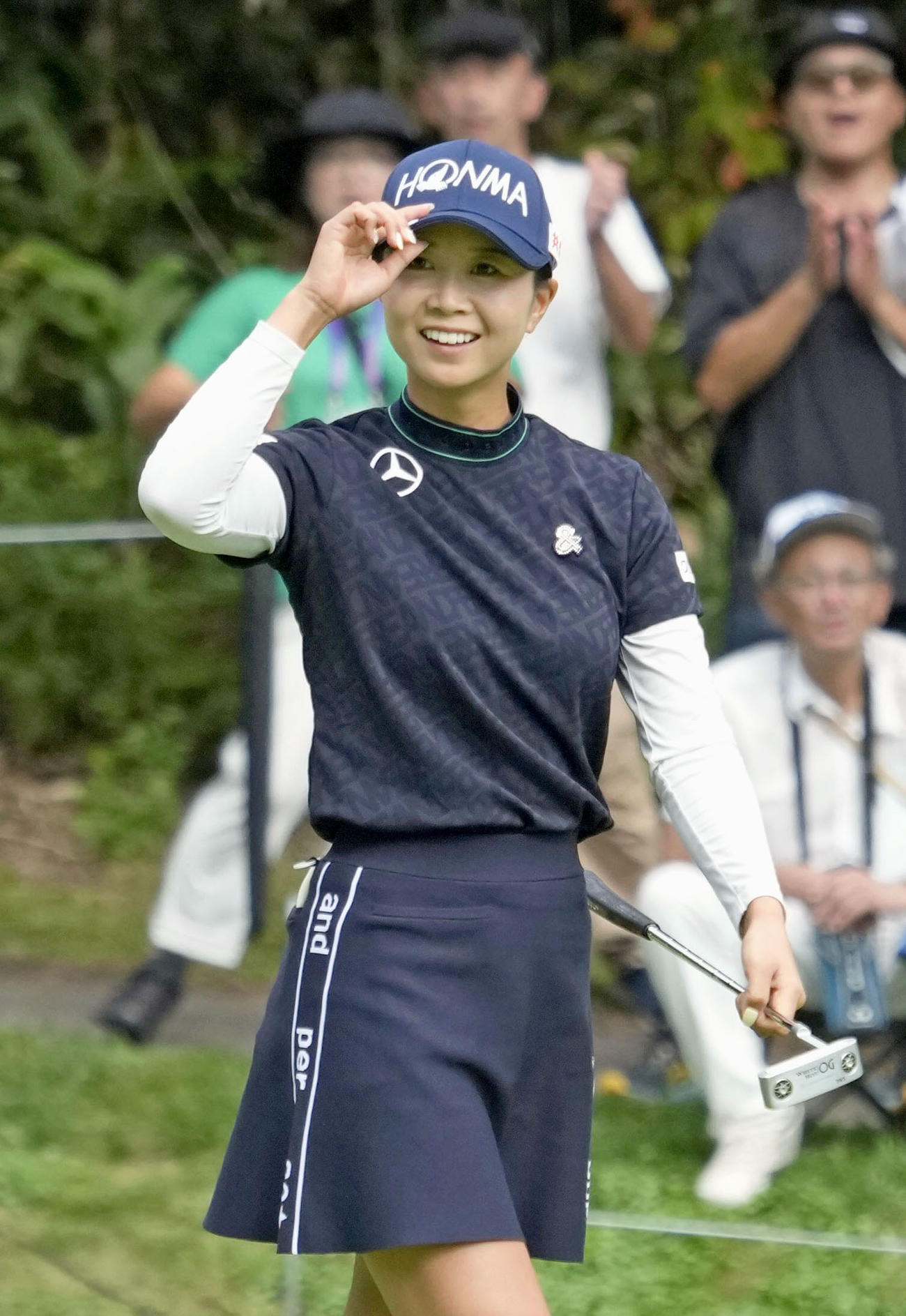 最終日、18番でバーディーを奪い笑顔の金沢志奈。通算11アンダーで2位（共同）