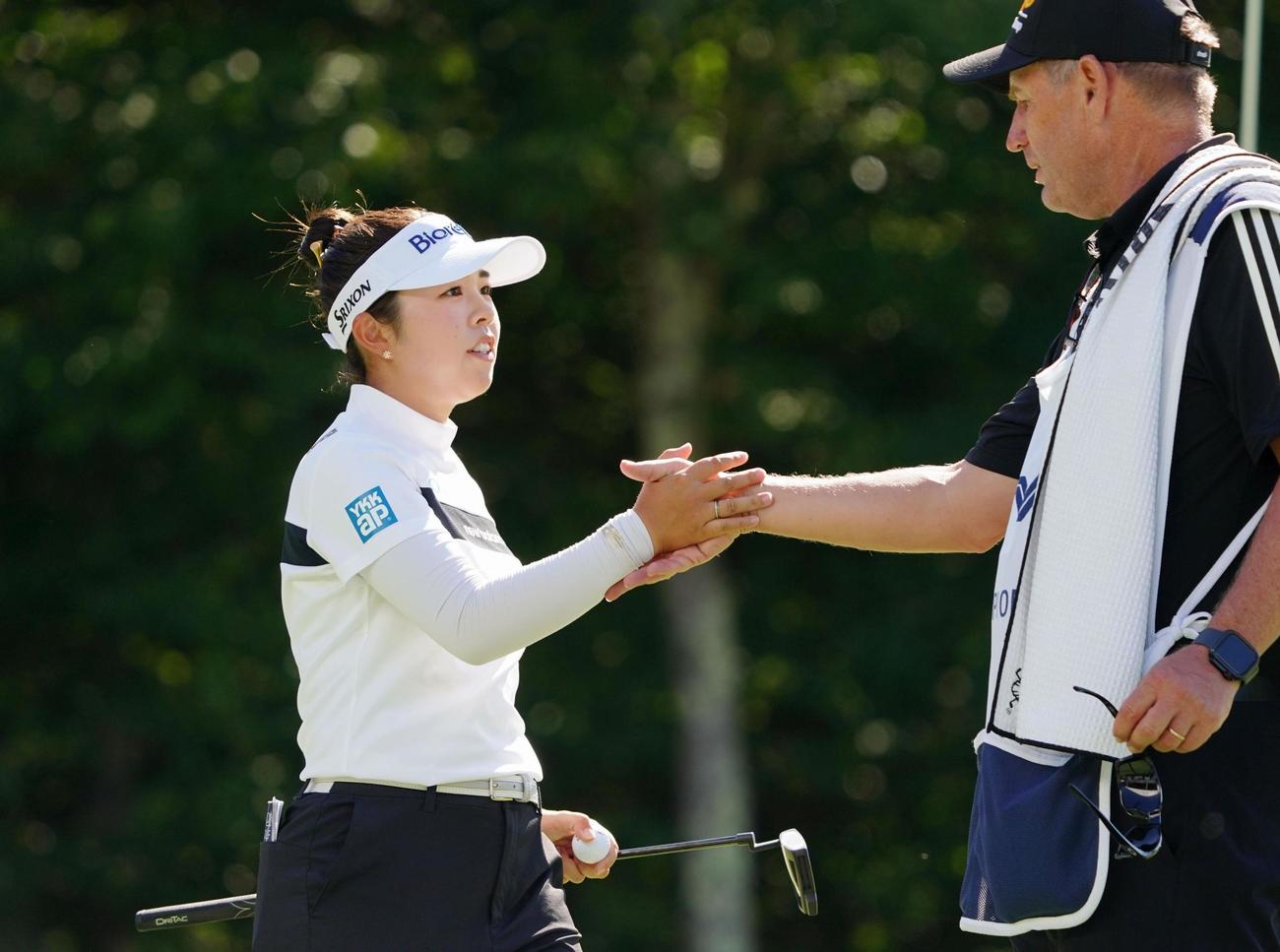 最終ラウンド、ホールアウトした山下美夢有。通算13アンダーで7位の山下美夢有（共同）