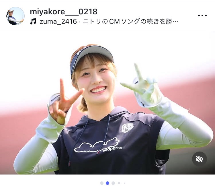インスタグラムで笑顔の写真を公開した女子プロゴルファー都玲華（画像はスクリーンショット）