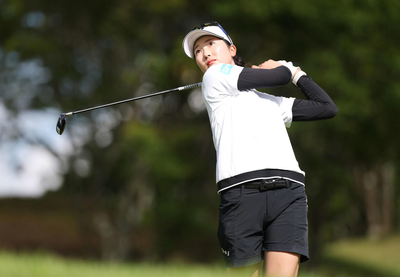 2番、ティーショットを放つ福田萌維（撮影・宮地輝）