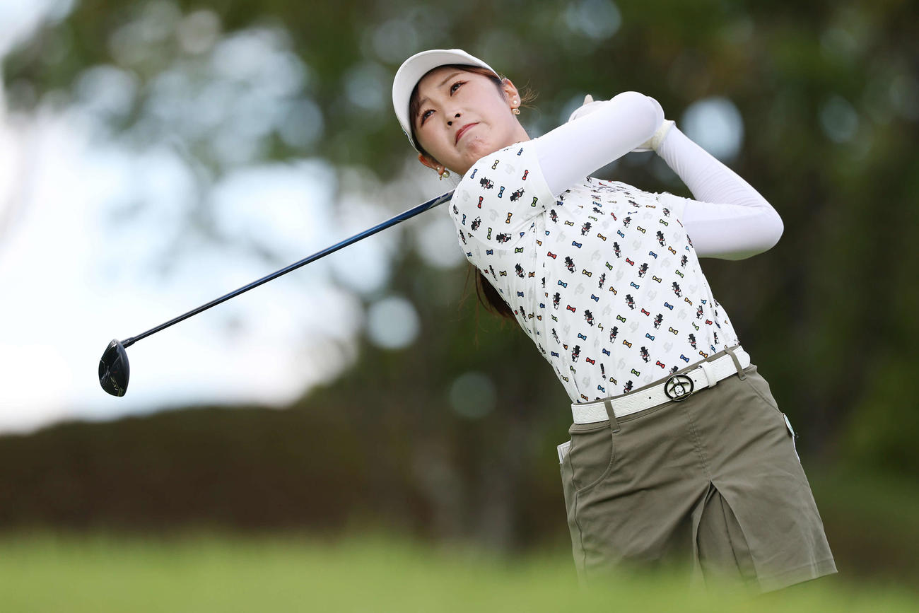 2番、ティーショットを放つ吉沢柚月（撮影・宮地輝）