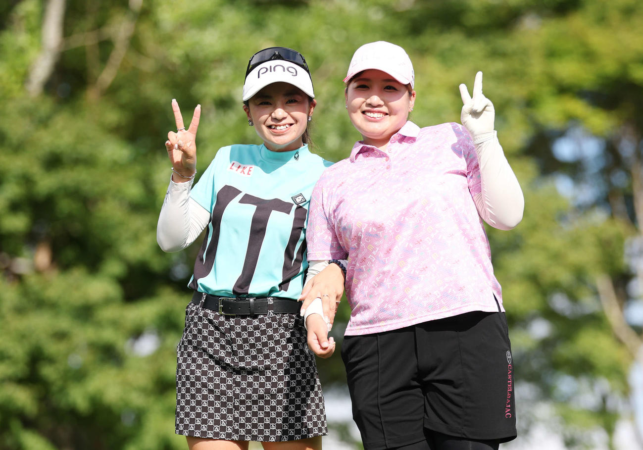 2番、笑顔でピースする藤田かれん（左）と小林光希（撮影・宮地輝）