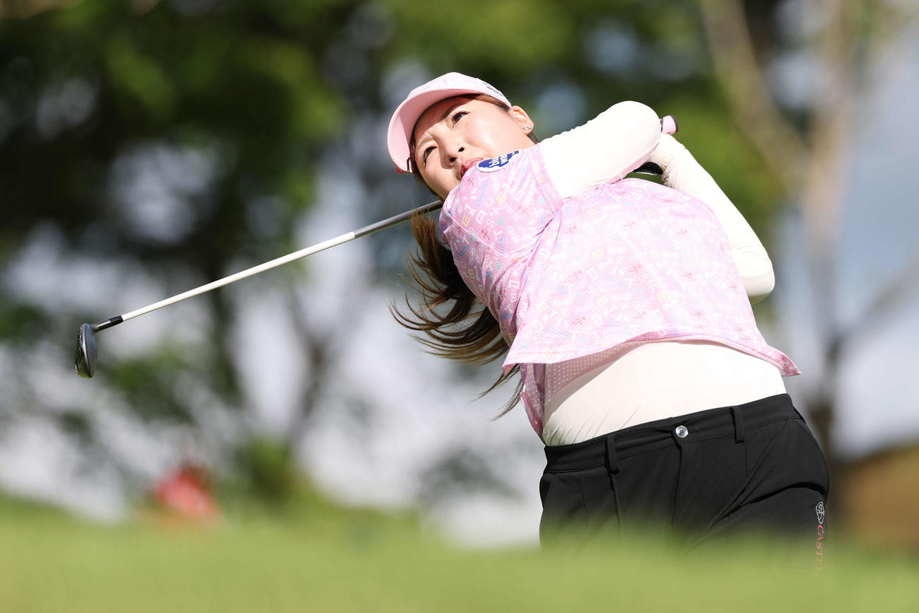 2番、ティーショットを放つ小林光希（撮影・宮地輝）