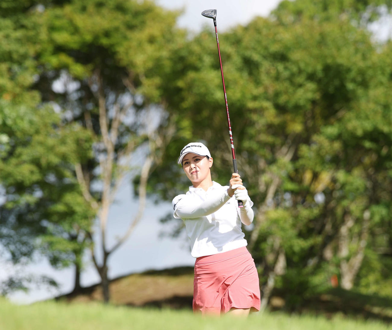 2番、ティーショットを放つ新垣比菜（撮影・宮地輝）