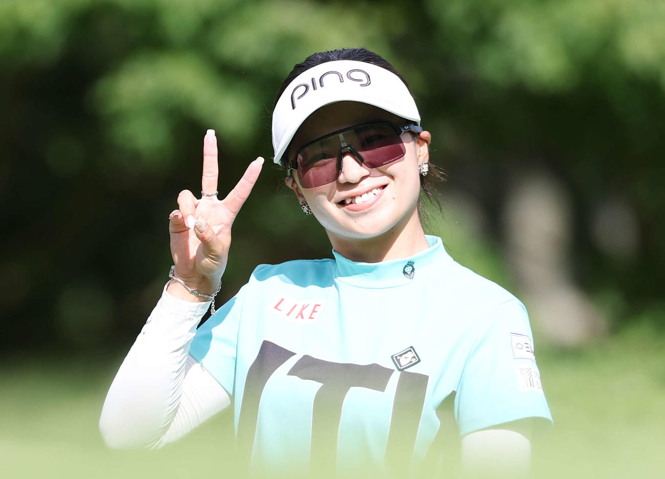 2番、笑顔でピースする藤田かれん（撮影・宮地輝）