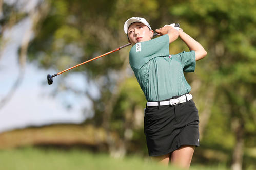 2番、ティーショットを放つ宮田成華（撮影・宮地輝）