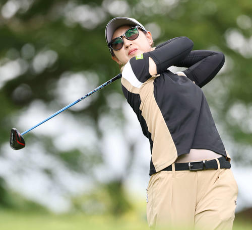 2番、ティーショットを放つ川満陽香理（撮影・宮地輝）