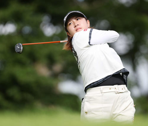 2番、ティーショットを放つ泉田琴菜（撮影・宮地輝）