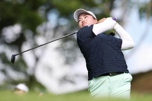 2番、ティーショットを放つ入谷響（撮影・宮地輝）