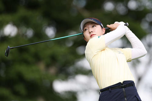 2番、ティーショットを放つ岸部桃子（撮影・宮地輝）