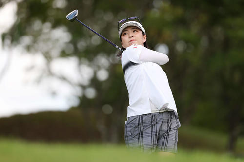 2番、ティーショットを放つ山内日菜子（撮影・宮地輝）