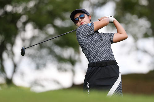 2番、ティーショットを放つ上野菜々子（撮影・宮地輝）