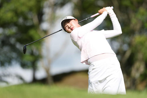 2番、ティーショットを放つ高野愛姫（撮影・宮地輝）