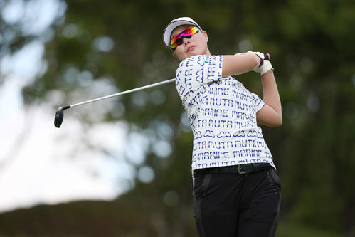 2番、ティーショットを放つ福山恵梨（撮影・宮地輝）