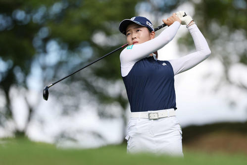 2番、ティーショットを放つ佐藤心結（撮影・宮地輝）