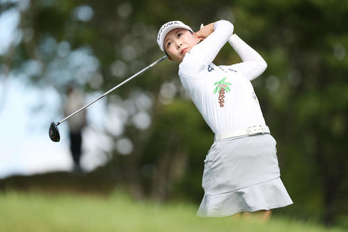 2番、ティーショットを放つ金沢志奈（撮影・宮地輝）