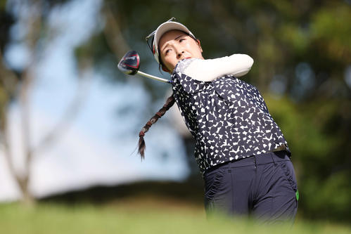 2番、ティーショットを放つ青木瀬令奈（撮影・宮地輝）