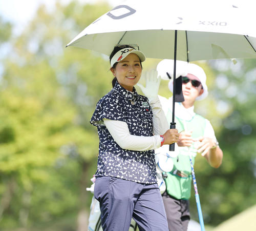 2番、笑顔で手を振る青木瀬令奈（撮影・宮地輝）