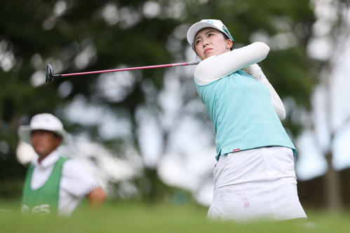 2番、ティーショットを放つ堀琴音（撮影・宮地輝）