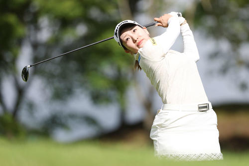 2番、ティーショットを放つ安田彩乃（撮影・宮地輝）