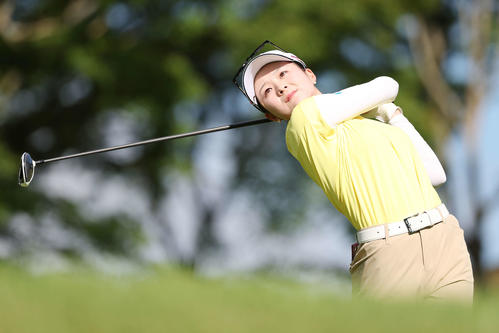 2番、ティーショットを放つ川崎春花（撮影・宮地輝）